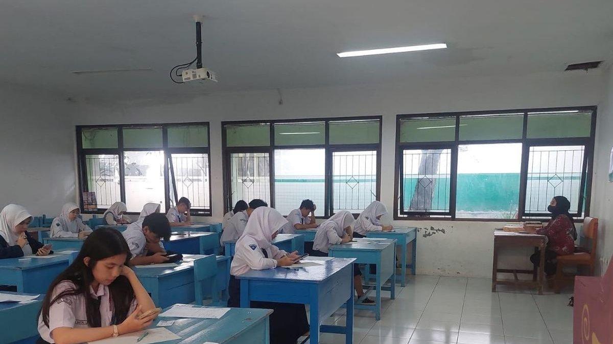 SPMB 2025 - Peserta sedang mengikuti tes terstandar.