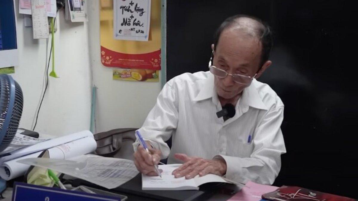 Saat Nguyen Tan Thanh sibuk dengan pekerjaannya.