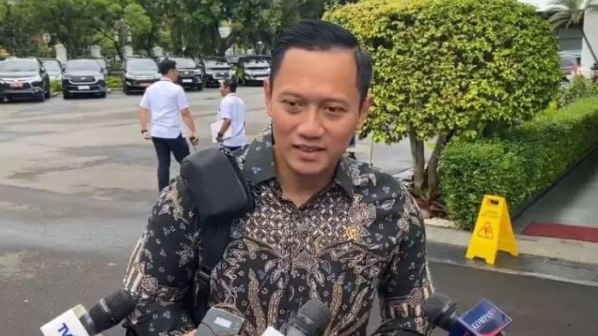 Saat disapa wartawan, AHY menghadiri rapat kabinet, Senin (26/2) menjelaskan soal isi tas ranselnya.