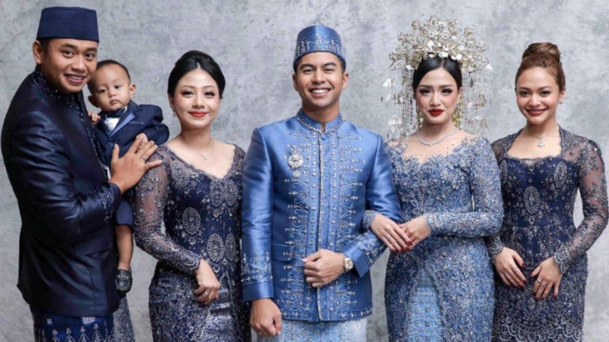 Saat momen pernikahan sang kakak, Amel Carla tampak semakin mempesona dengan riasan menawan.