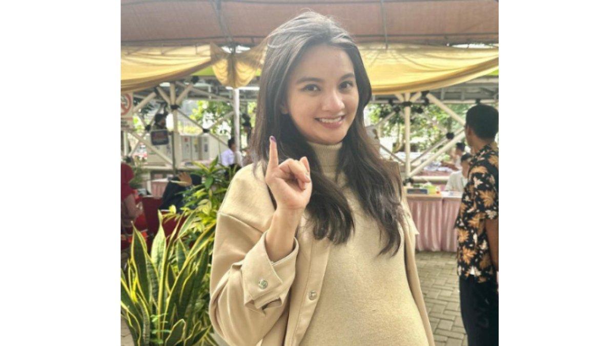 Sabrina Anggraini mengunggah video saat tengah memberikan hak suara di salah satu TPS.