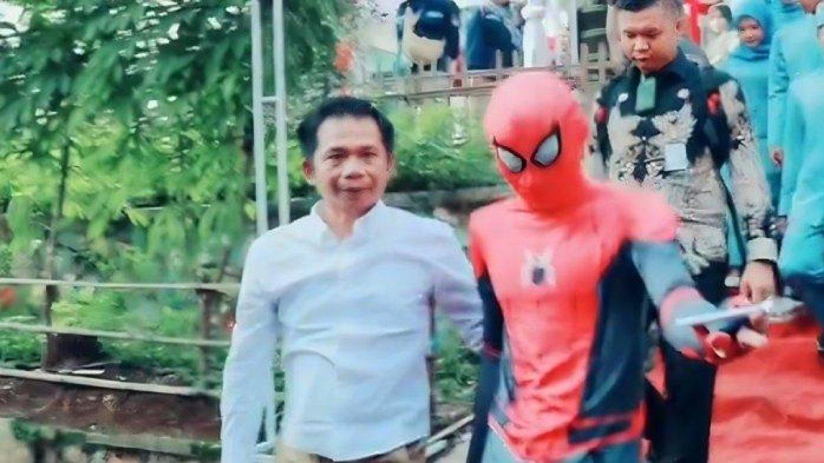 BUPATI PURWAKARTA - Saepul Bahri Binzein saat diantar Spiderman ke TPS 002 untuk mencoblos di Pilkada 2024, Desa Salem, Kecamatan Pondoksalam, Kabupaten Purwakarta pada Rabu (27/11/2024).