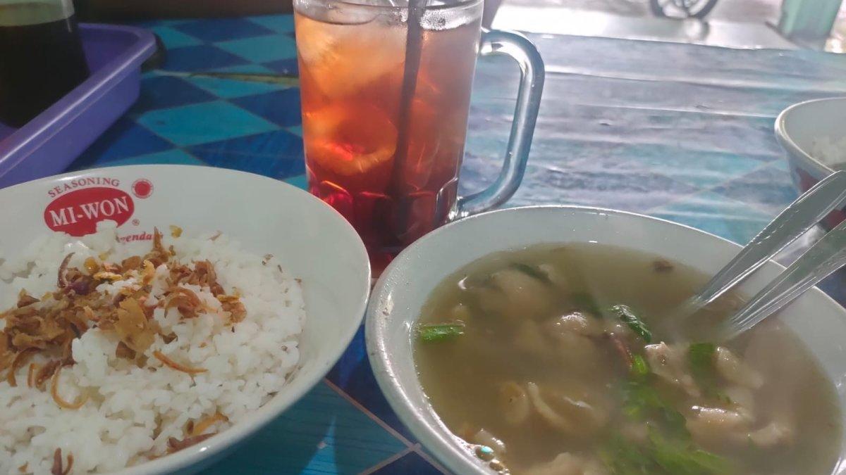 SOP AYAM KLATEN: Sajian Sop Ayam Pak Min Klaten yang eksis sejak tahun 1960-an kerap jadi jujugan tempat sarapan enak di pagi hari, Kamis (19/1/2023)