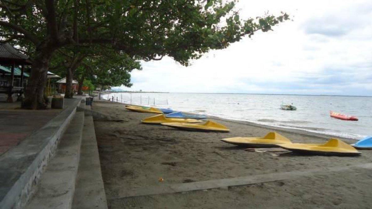 WISATA SUMBAWA - Salah satu pantai indah yang patut dikunjungi terletak di Pulau Sumbawa, Nusa Tenggara Barat adalah Pantai Labu Pade. Pantai Labu Pade tidak hanya menawarkan keindahan alam, tetapi juga berbagai fasilitas yang menunjang kenyamanan wisatawan. Di sini, wisatawan bisa menyewa kano atau mencoba keseruan bermain banana boat.
