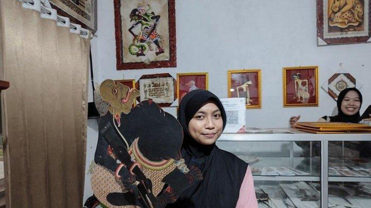 PERAJIN WAYANG KULIT - Salah satu sentra perajin wayang kulit di Dukuh Butuh, Desa Sidowarno, Kecamatan Wonosari, Klaten, Jawa Tengah. Di Desa ini ada kelompok sadar wisata(pokdarwis) yang membuka paket kunjungan wisata
