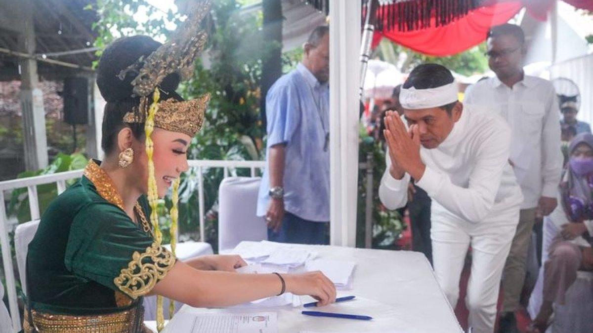 Tempat Pemungutan Suara (TPS) 007, Desa Sawahkulon, Kecamatan Pasawahan, Kabupaten Purwakarta, Rabu (14/2/2024) bertema kerajaan. Salah satunya petugas KPPS mengenakan kostum Nyi Roro Kidul.