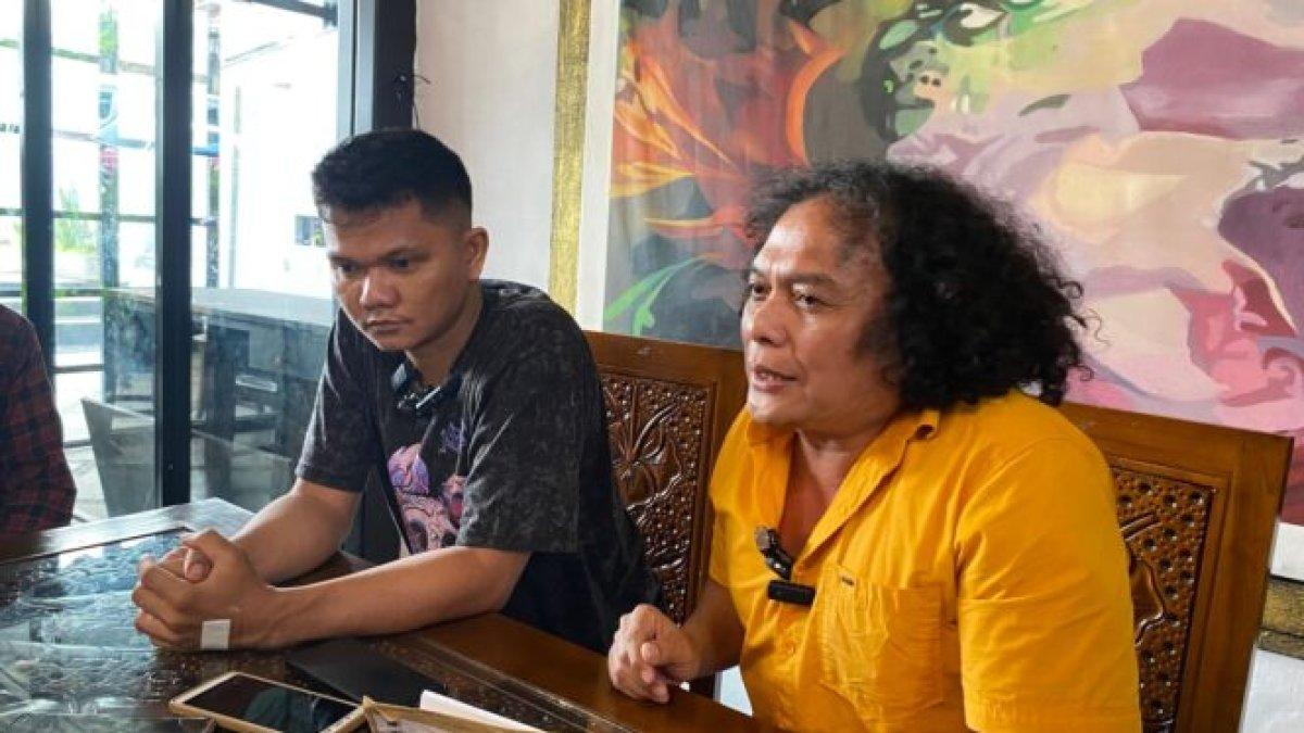 Sandi Butar Butar dengan Deolipa Yumara.
