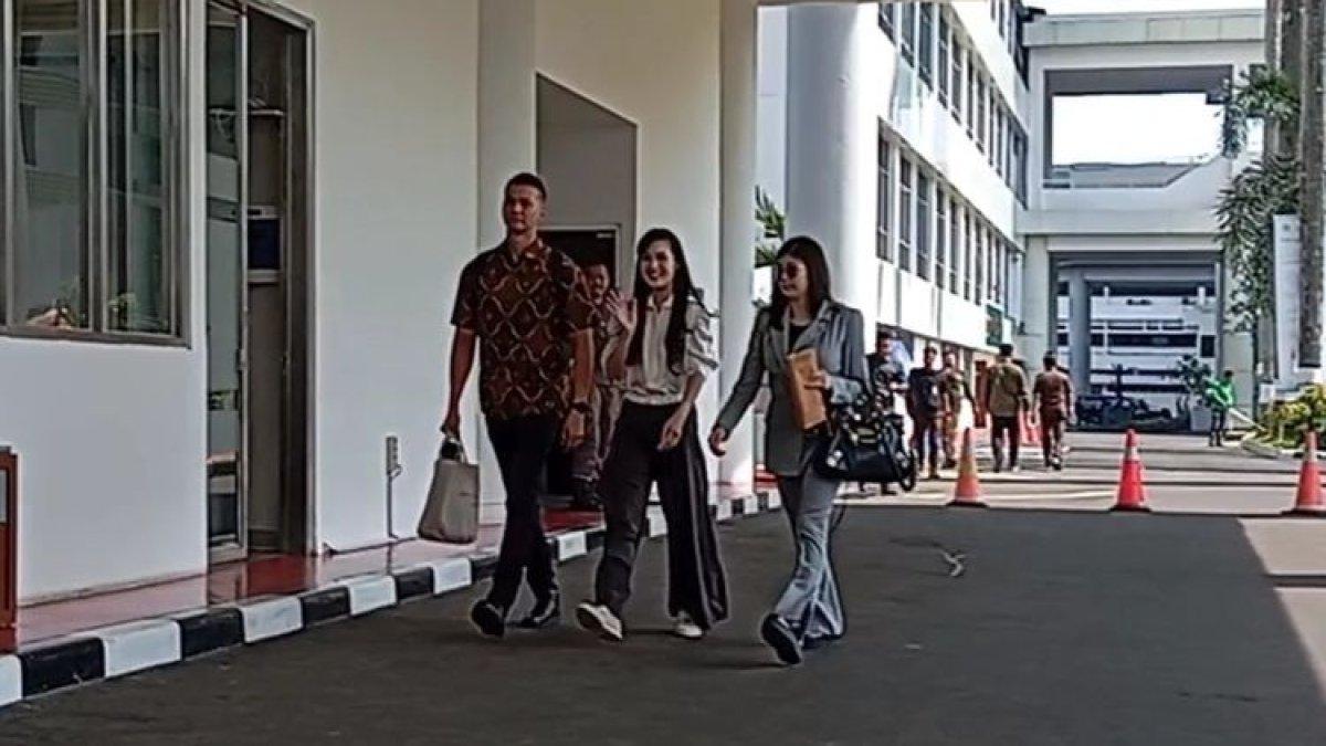 Artis Sandra Dewi mendatangi Kejaksaan Agung RI, Jakarta Selatan, Kamis (4/4/2024) untuk menjalani pemeriksaan kasus korupsi timah.- Daftar tas KW milik Sandra Dewi setelah terungkap dalam proses pemeriksaan oleh Kejaksaan Agung.