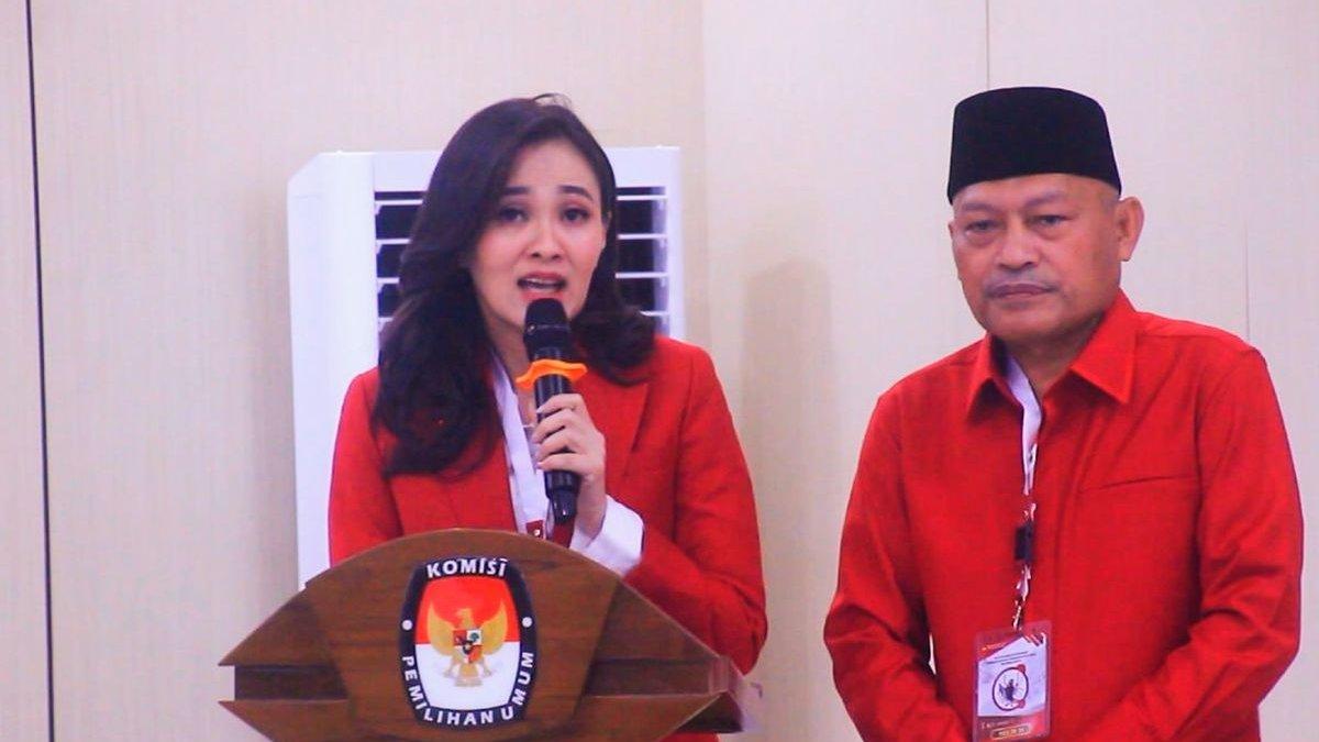 SARBIN SEHE - Sherly Tjoanda (kiri) dan Sarbin Sehe (kanan) saat memberikan sambutan usai ditetapkan KPU Maluku Utara sebagai Gubernur dan Wakil Gubernur terpilih, Kamis (6/2/2025).