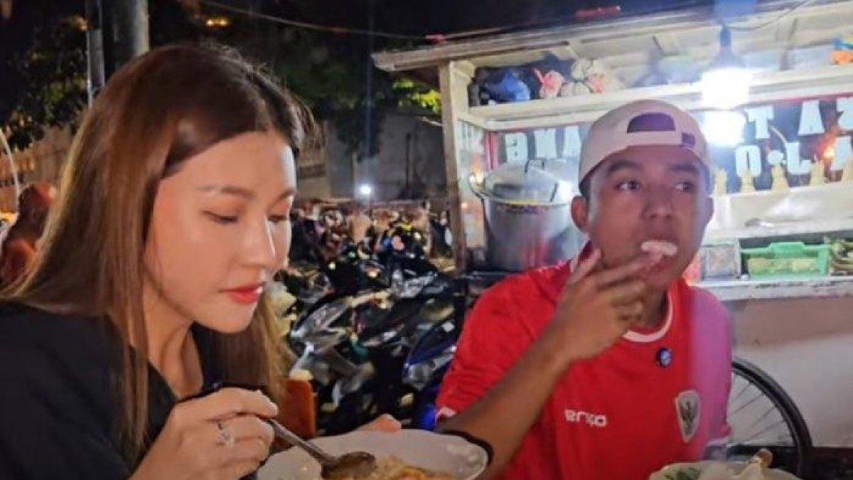 Sarwendah pamer malam mingguan bareng Betrand Peto.