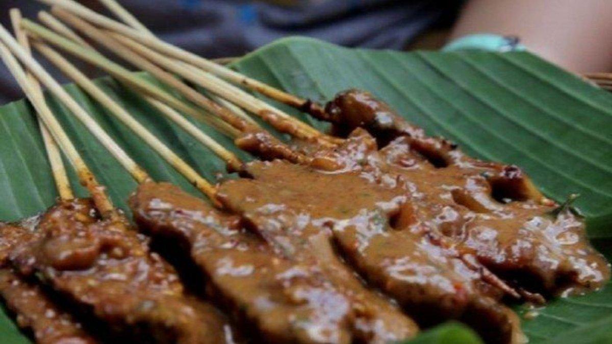 KULINER KHAS SOLO: Sate kere buatan Mbak Tugiyem di Solo, Jawa Tengah