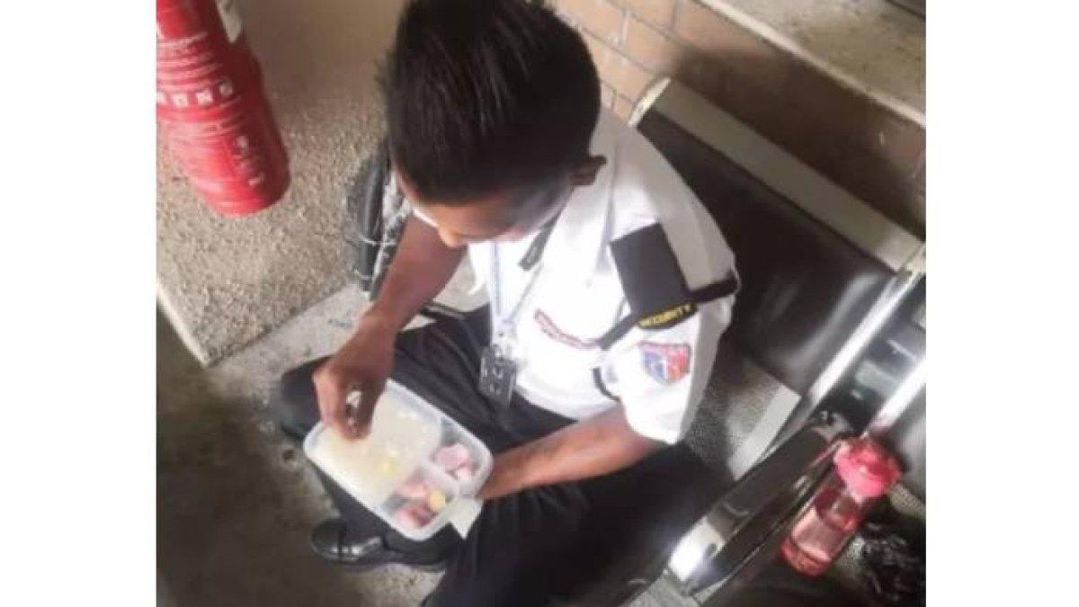 Satpam yang setiap hari makan bekal dengan nasi putih dan bawang mentah 1