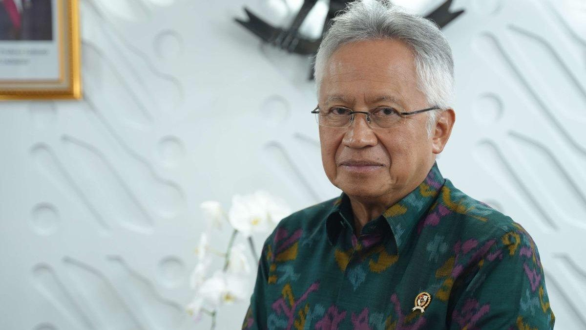 Mantan Menteri Pendidikan Tinggi, Sains, dan Teknologi (Mendiktisaintek) Satryo Soemantri Brodjonegoro berpose setelah diwawancarai KOMPAS.com dalam program Ruang Jernih di Gedung Mendiktisaintek, Jakarta pada, Selasa (6/12/2024).