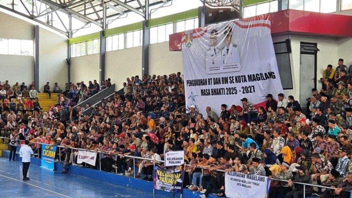 100 HARI KERJA - Sebanyak 1.222 ketua RT dan RW di Kota Magelang resmi dikukuhkan oleh Wali Kota Magelang, Damar Prasetyono di GOR Samapta, Kota Magelang, Selasa (18/3/2025).
