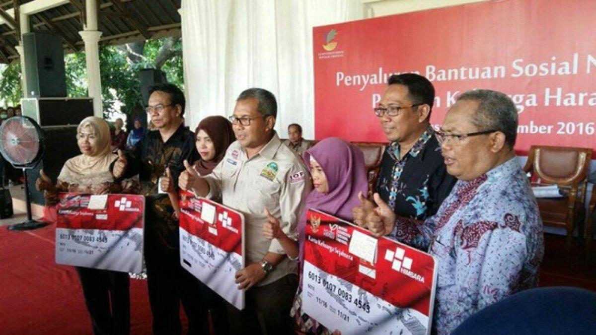Sebanyak 9.245 warga Makassar menerima bantuan sosial nontunai Program Keluarga Harapan di Monumen Korban 40.000, Jalan Langgau No.79 Pongtiku, Jumat (18/11/2016).
