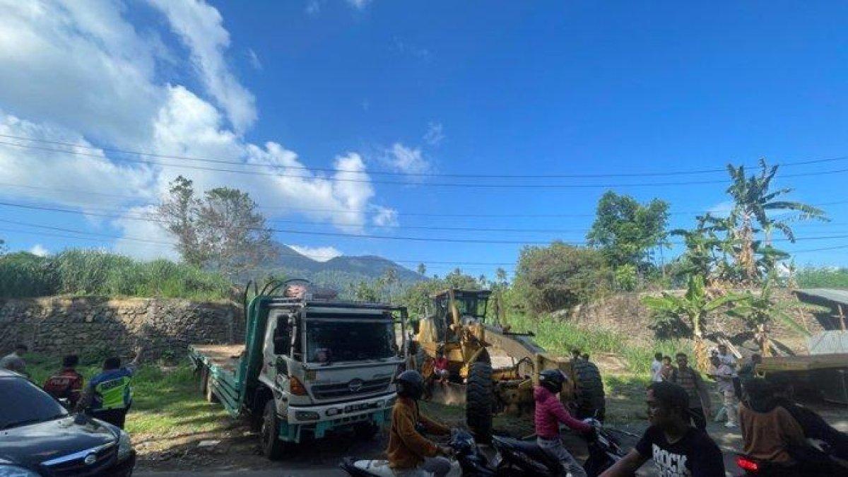 Sebuah grader hilang kendali menyebabkan satu orang di Bitung tewas