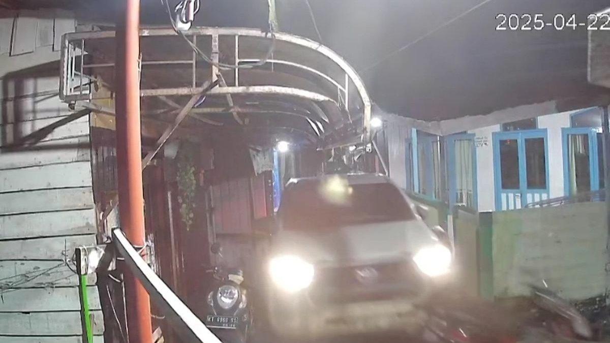 MOTOR RUSAK - Sebuah mobil Mitsubishi Strada putih melaju ugal-ugalan dan menabrak 29 sepeda motor warga yang terparkir di gang sempit kawasan Jalan Sultan Alimuddin, Kelurahan Selili, Kecamatan Samarinda Ilir, Kota Samarinda, Kalimantan Timur, Rabu (23/4/2025).