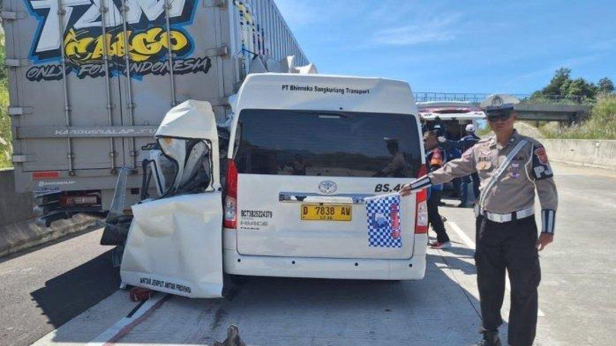 KECELAKAAN TOL CISUMDAWU - Sebuah mobil travel menabrak mobil cargo di Tol Cisumdawu, Sumedang, Selasa (29/4/2025). Sebuah mobil travel Bhineka bernomor polisi D 7838 AV menabrak bagian belakang truk box kargo dengan nomor polisi B 9652 TEZ yang mengakibatkan 3 orang meninggal dunia.