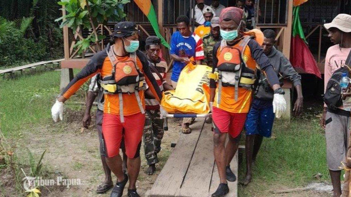 Sebuah perahu berpenumpang 3 orang terbalik di perairan Migiwiya Mimika