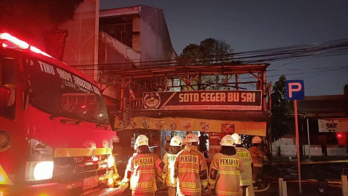 Sebuah rumah makan di depan Mal Gandaria City, Jakarta Selatan, terbakar, Jumat (11/8/2023).