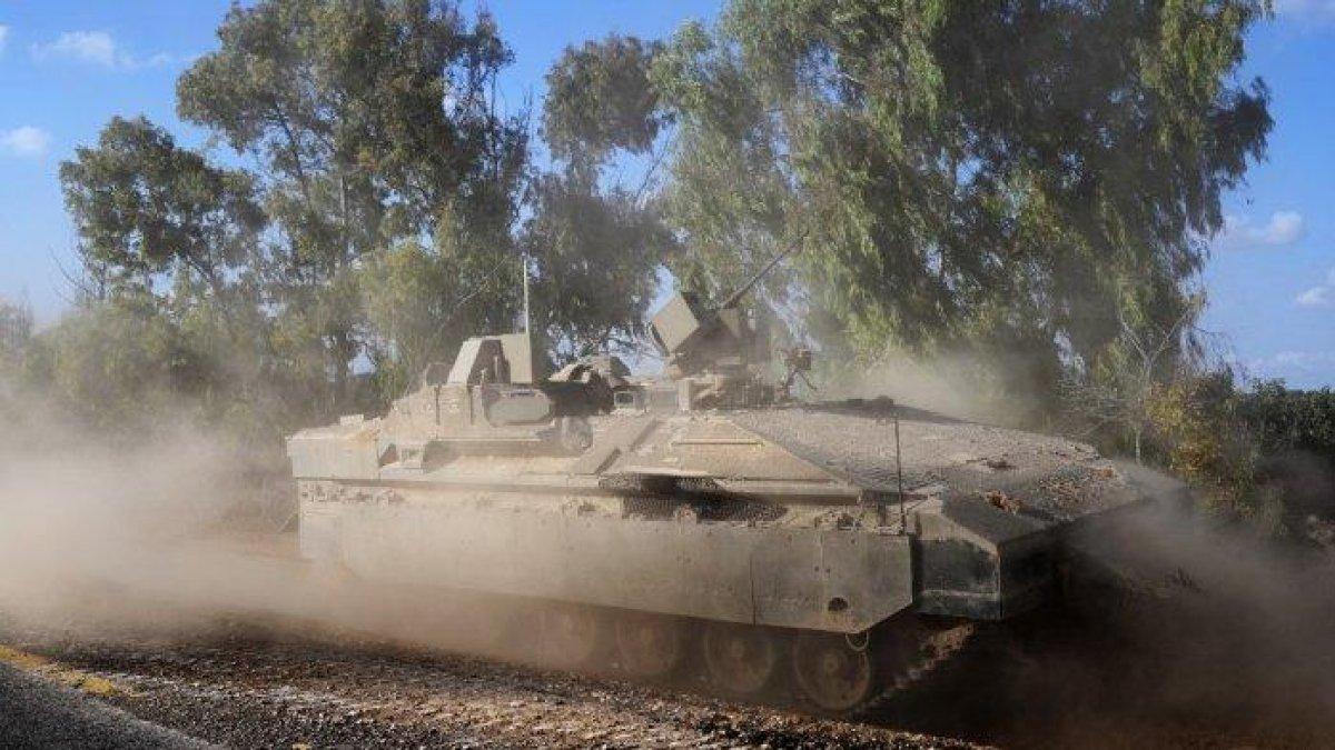 Sebuah tank Israel meluncur menuju perbatasan dengan Jalur Gaza di lokasi yang dirahasiakan di Israel selatan pada 15 Oktober 2023.