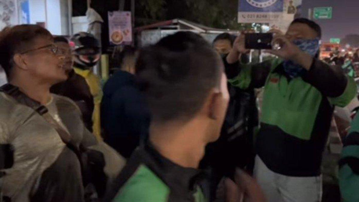 Sebuah video memperlihatkan keributan antara YouTuber