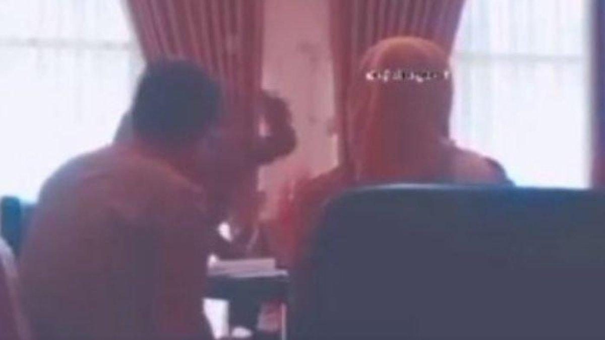 Sebuah video memperlihatkan momen dua perempuan ASN saling lempar botol air mineral di Kabupaten Bantaeng, Sulawesi Selatan, beredar viral di media sosial. \\\\
