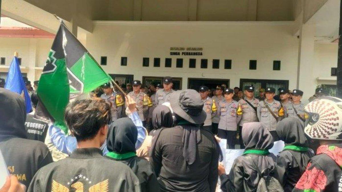 DEMO 100 HARI KERJA - Sejumlah mahasiswa dan OKP melakukan aksi demonstrasi di depan Gedung DPRD Kota Banjar, Senin(2/6/2025).
