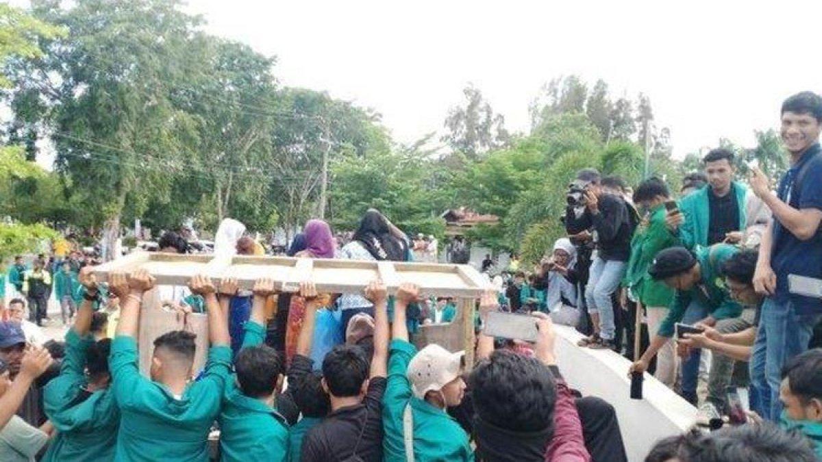 Sejumlah mahasiswa membawa paksa pengungsi Rohingya yang ditampung di Balai Meuseraya Aceh ke Kantor Wilayah Kementerian Hukum dan HAM Aceh di Banda Aceh, Rabu (27/12/2023).