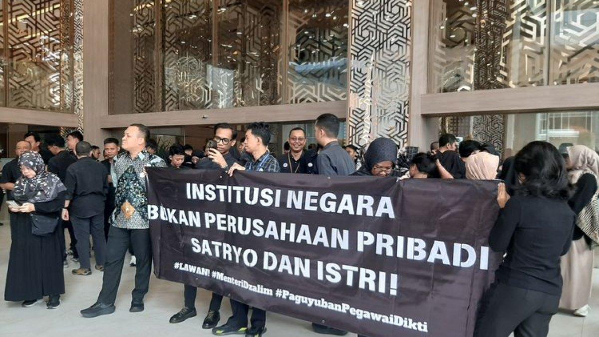 Sejumlah pegawai Kemendikti Saintek lakukan aksi unjuk rasa pada Senin (20/1/2025) di Kantor Kemendikti Saintek, Jakarta, karena merasa diperlakukan sewenang-wenang oleh Mendikti Saintek Prof. Satryo Soemantri Brodjonegoro.