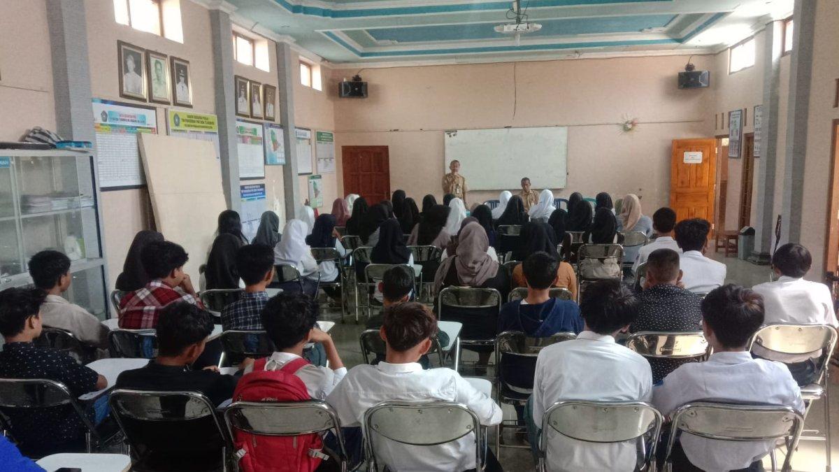 Sejumlah pelajar yang telah lulusan SMP mendaftar di kelas jauh SMAN 1 Karangnongko, Klaten di Kantor Desa Tlogowatu, Kecamatan Kemalang, pada Selasa (16/7/2024).