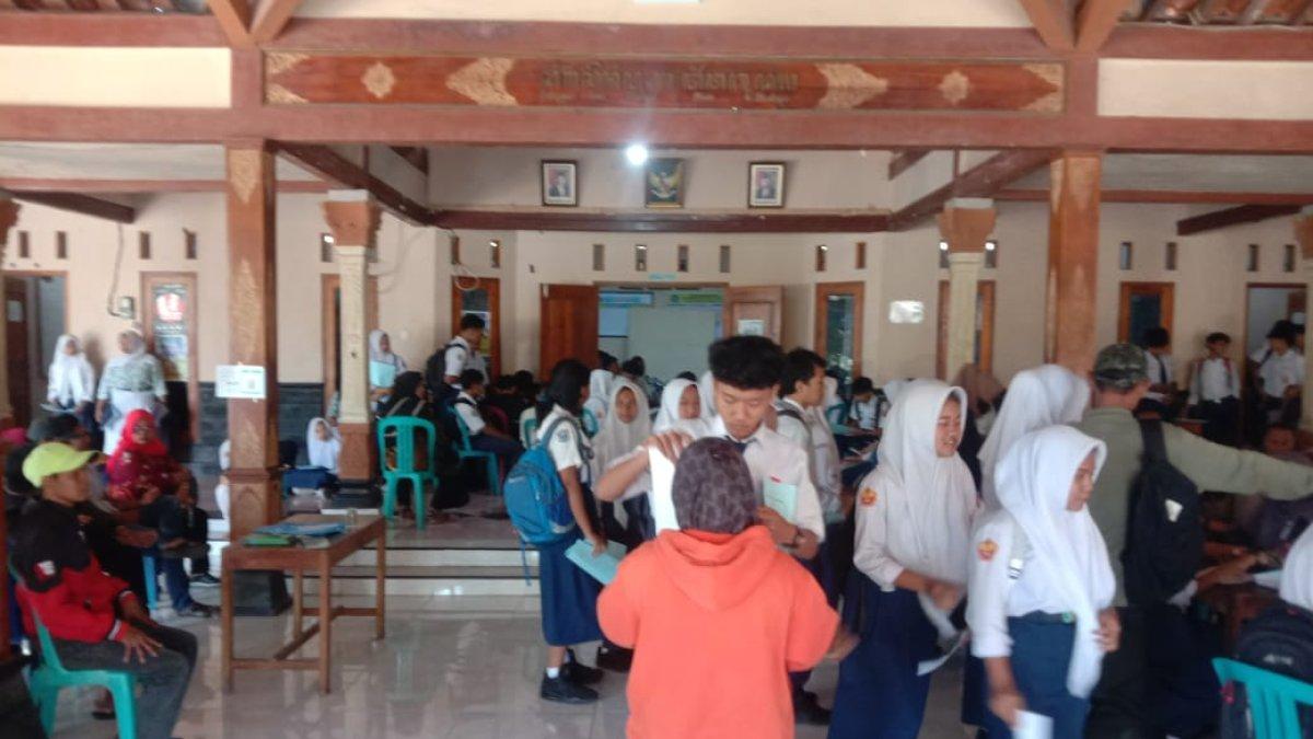 Sejumlah pelajar yang telah lulusan SMP mendaftar di kelas jauh SMAN 1 Karangnongko