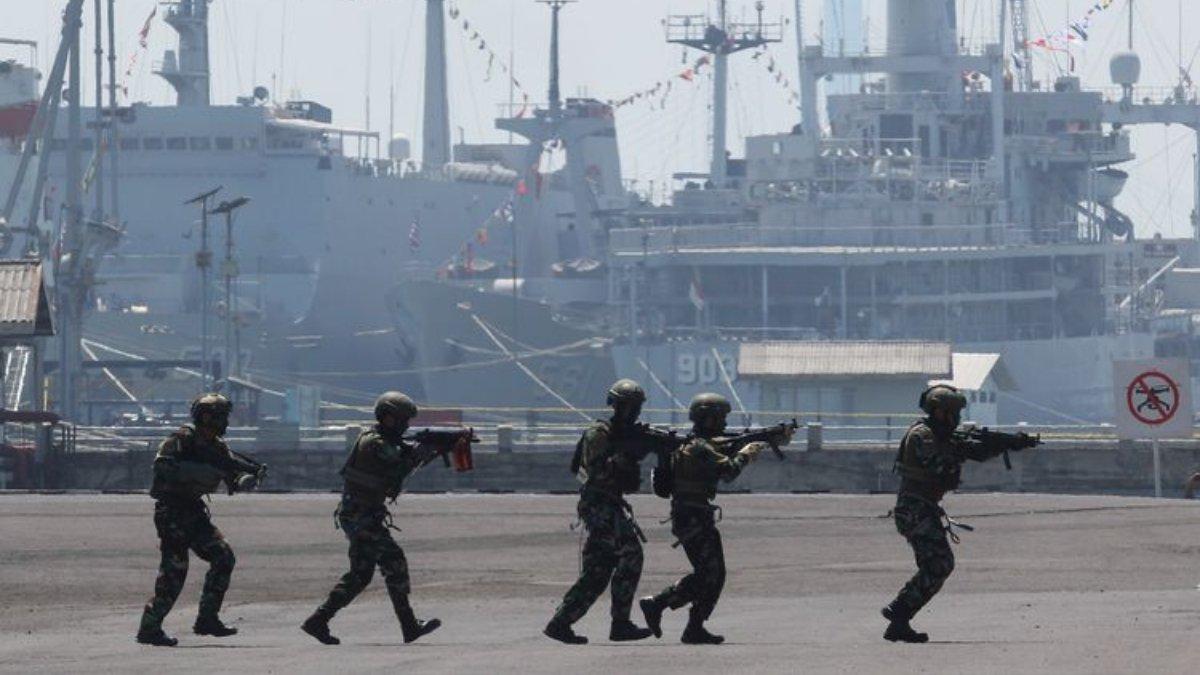Sejumlah personel TNI Angkatan Laut melakukan simulasi penanggulangan terorisme pada peringatan HUT ke-78 TNI Angkatan Laut di Koarmada II, Surabaya, Jawa Timur, Senin (11/9/2023).