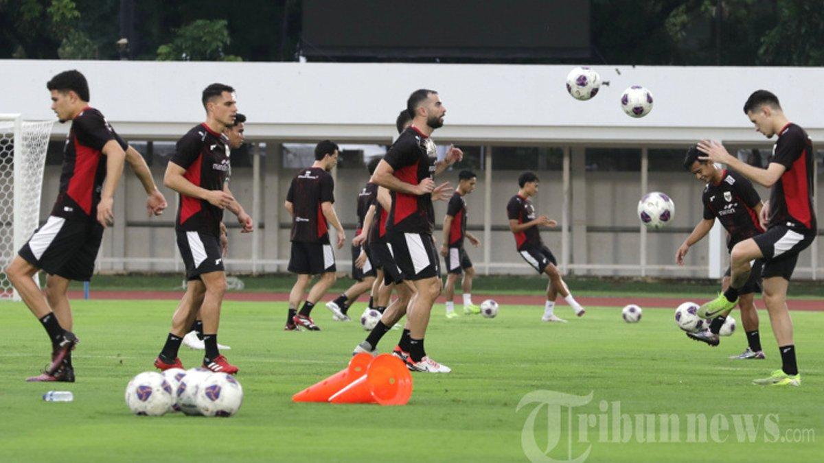 LATIHAN TIMNAS - Sejumlah pesepak bola Timnas Indonesia melakukan sesi latihan di Stadion Madya, Kompleks Gelora Bung Karno, Senayan, Jakarta, Sabtu (22/3/2025). Latihan tersebut untuk persiapan menghadapi Bahrain pada perrandingan Kualifikasi Piala Dunia 2026 Zona Asia.