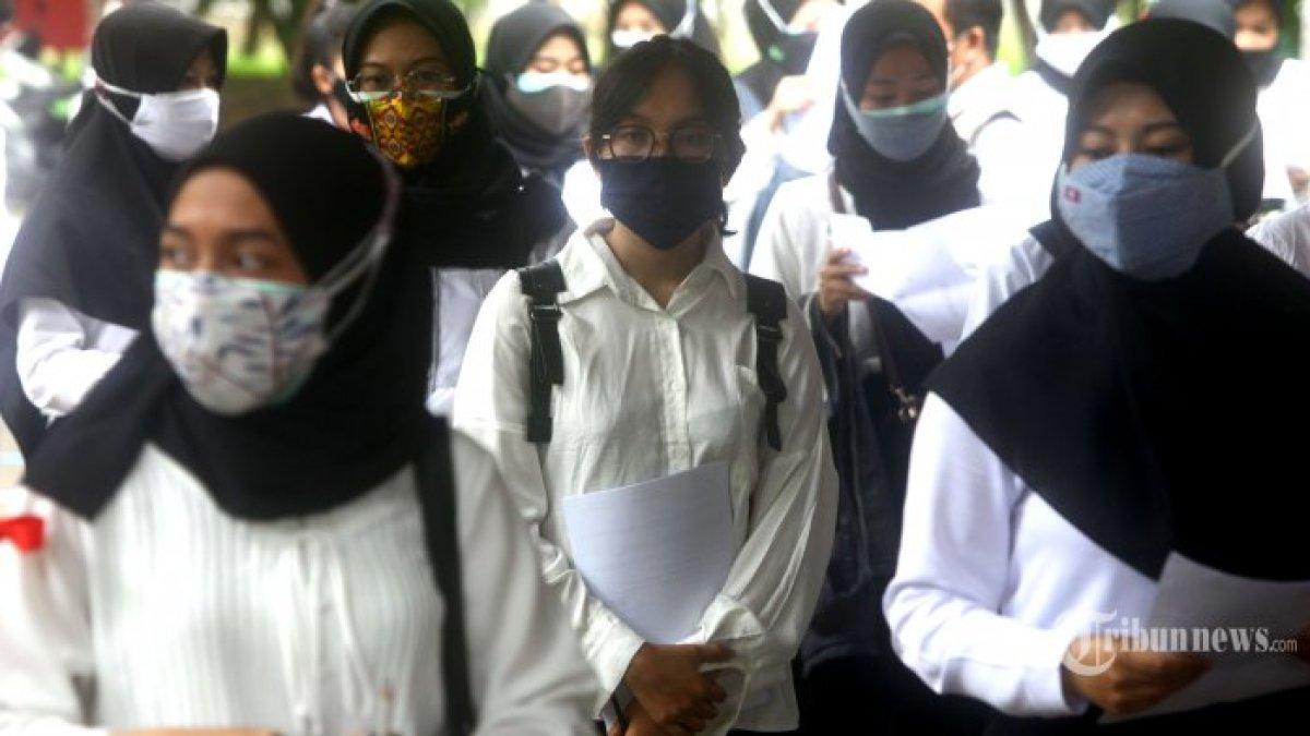 Sejumlah peserta Calon Aparatur Sipil Negara (CASN) mengikuti tahapan sebelum mengikuti ujian Seleksi Kompetensi Dasar (SKD) berbasis komputer di Telkom University, Jalan Telekomunikasi, Kecamatan Dayeuhkolot, Kabupaten Bandung, Jawa Barat, Senin (20/9/2021).