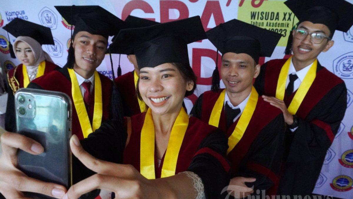 KIP KULIAH - Sejumlah wisudawan berswafoto seusai menjalani prosesi wisuda pada Wisuda XX Universitas Sangga Buana (USB) YPKP Gelombang I dan II Tahun Akademik 2022/2023 di Hotel Harris, Jalan Peta, Kota Bandung, Jawa Barat, Senin (26/2/2024). Pelaksanaan wisuda ini diikuti sebanyak 768 wisudawan, dimana lebih dari 120 lulusan menerima sertifikat dari Lembaga Sertifikasi Profesi (LSP) YPKP yang telah mendapatkan lisensi Badan Nasional Sertifikasi Profesi (BNSP).