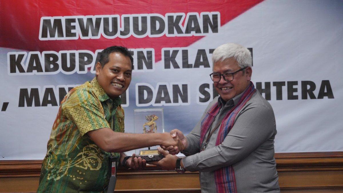 Sekda Klaten Jajang Prihono bersama Wakil Ketua KIP Jateng Setiadi usai pelaksanaan Monev keterbukaan informasi publik tahun 2024 di Kompleks Setda Klaten, pada Kamis (7/11/2024).