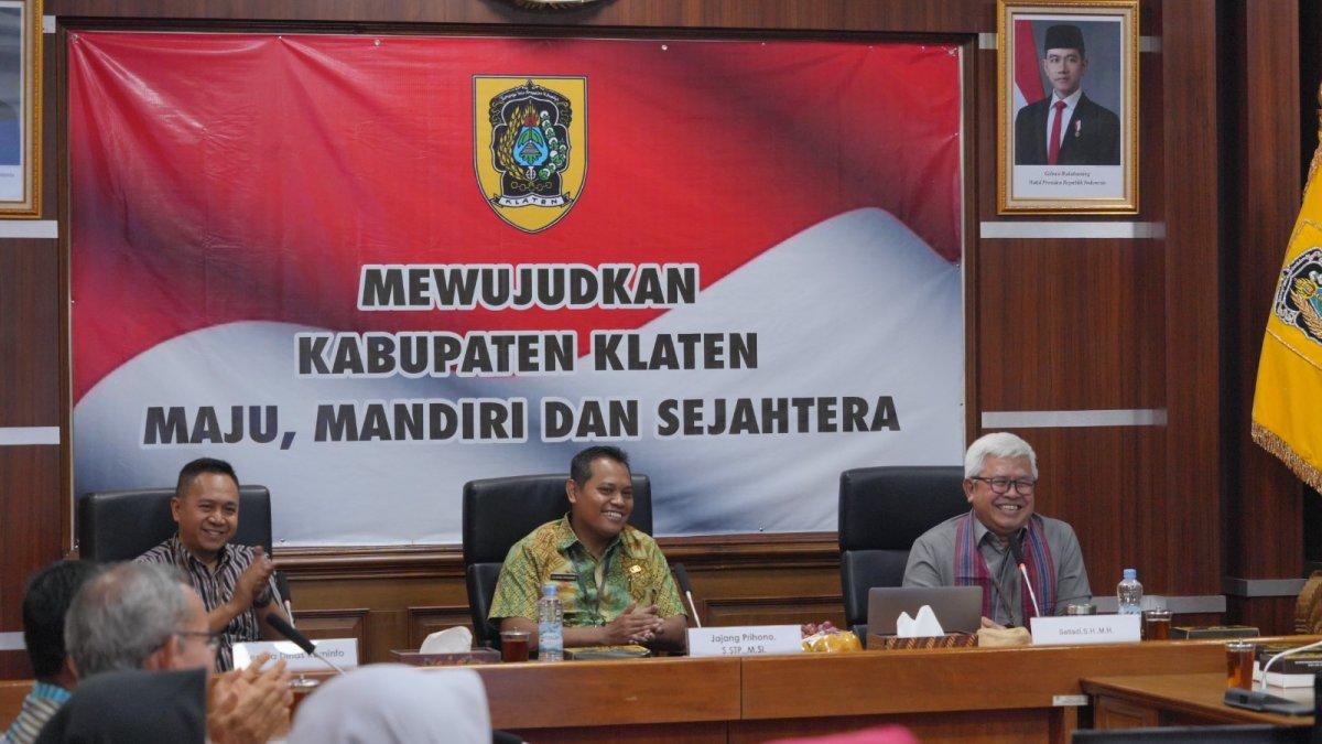Sekda Klaten Jajang Prihono bersama Wakil Ketua KIP Jateng Setiadi usai pelaksanaan Monev keterbukaan informasi publik tahun 2024 di Kompleks Setda Klaten, pada Kamis (7/11/2024).