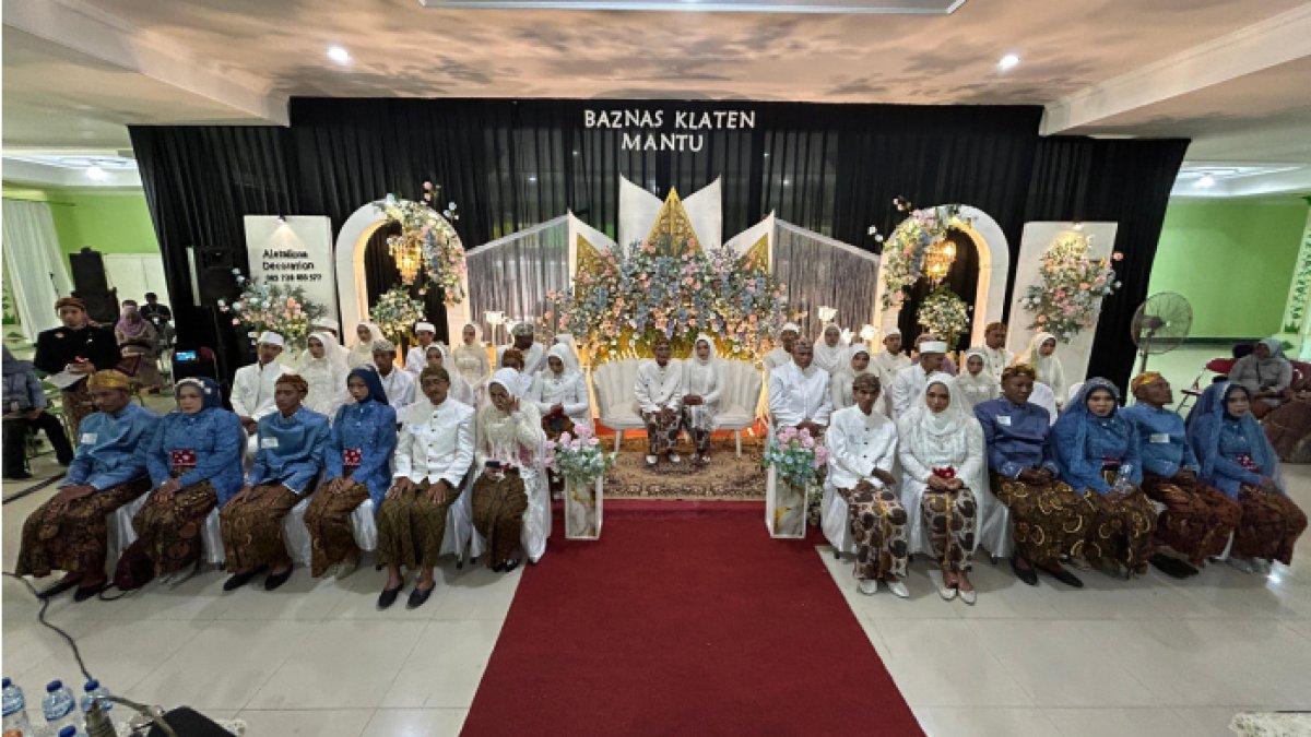 Sekda Klaten Jajang Prihono dan 19 pasang pengantin mengikuti program Baznas Klaten Mantu (1)