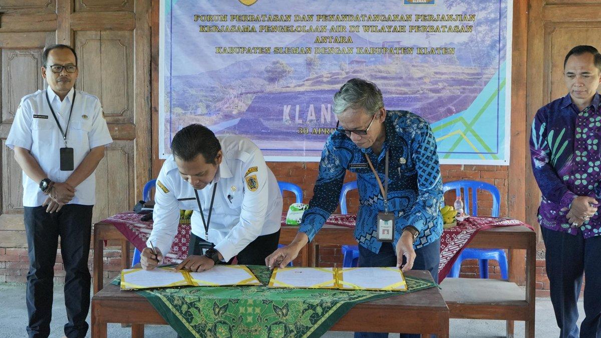 INFO KLATEN - Sekretaris Daerah Kabupaten Klaten Jajang Prihono dan Asisten Pemerintahan dan Kesejahteraan Rakyat Kabupaten Sleman Suparmono menandatangani perjanjian kerja sama pengelolaan sumber air Bebeng yang berada di kawasan perbatasan antara Cangkringan (Sleman) dan Kemalang (Klaten), Rabu (30/4/2025) di Pendopo Bukit Klangon, Kabupaten Sleman, DI Yogyakarta.
