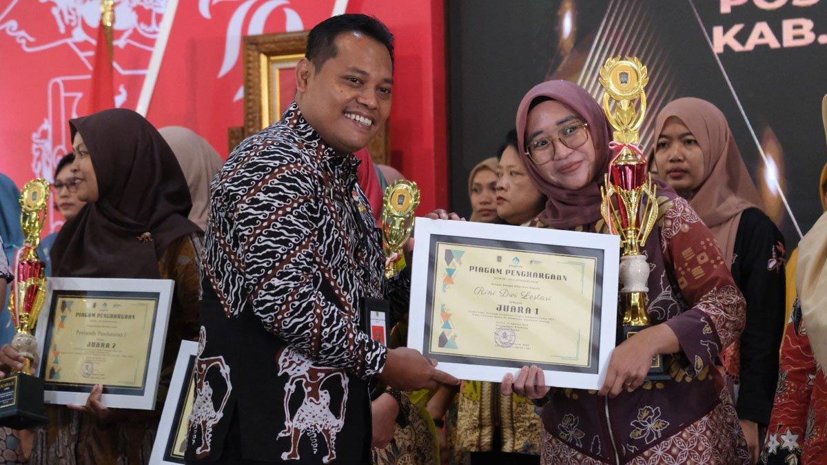 Sekda Klaten bersama Kepala Dinkes Klaten dan pemenang Lomba Posyandu