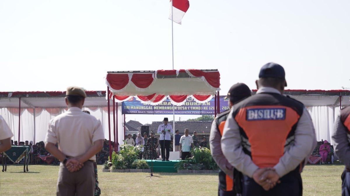 Sekertaris Daerah Klaten Jajang Prihono secara resmi membuka TMMD Reguler ke-121 TA 2024 Desa Tambong Wetan, Kecamatan Kalikotes, Klaten ini dengan pemukulan gong, di lapangan desa setempat, pada Rabu (24/7/2024)
