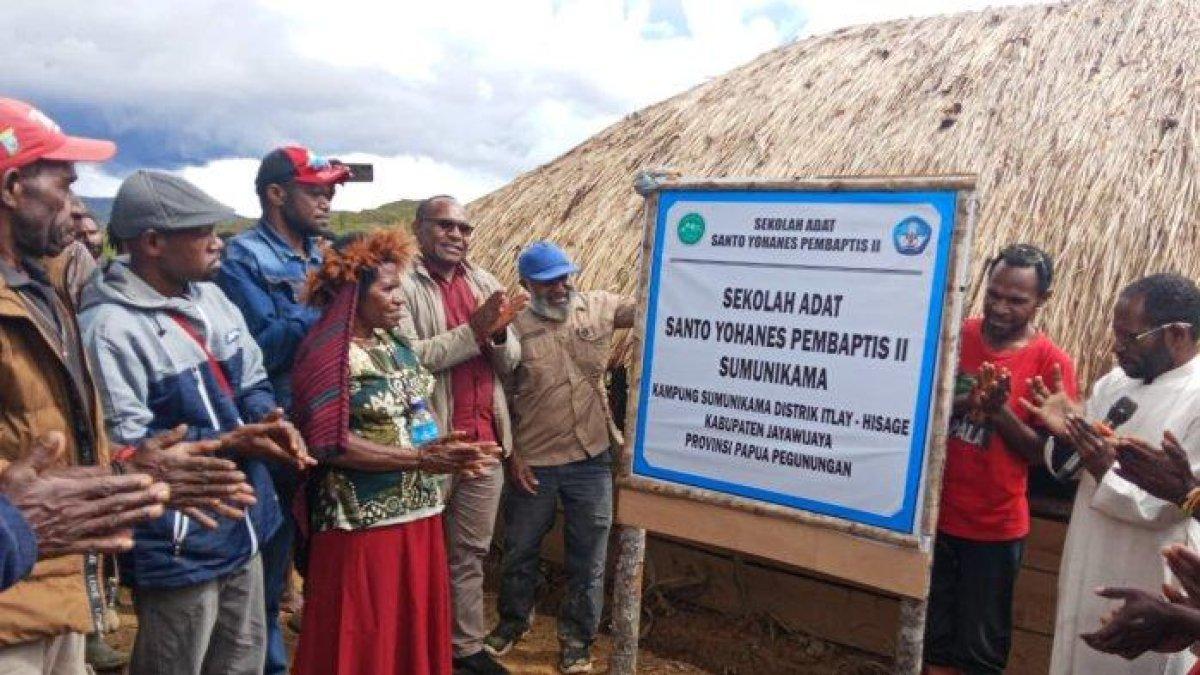 100 HARI KERJA - Masyarakat adat Distrik Walelagama (Pugima), Kabupaten Jayawijaya, Papua Pegunungan saat membuka Sekolah Adat Walelagama, Kamis, (08/05/2025).