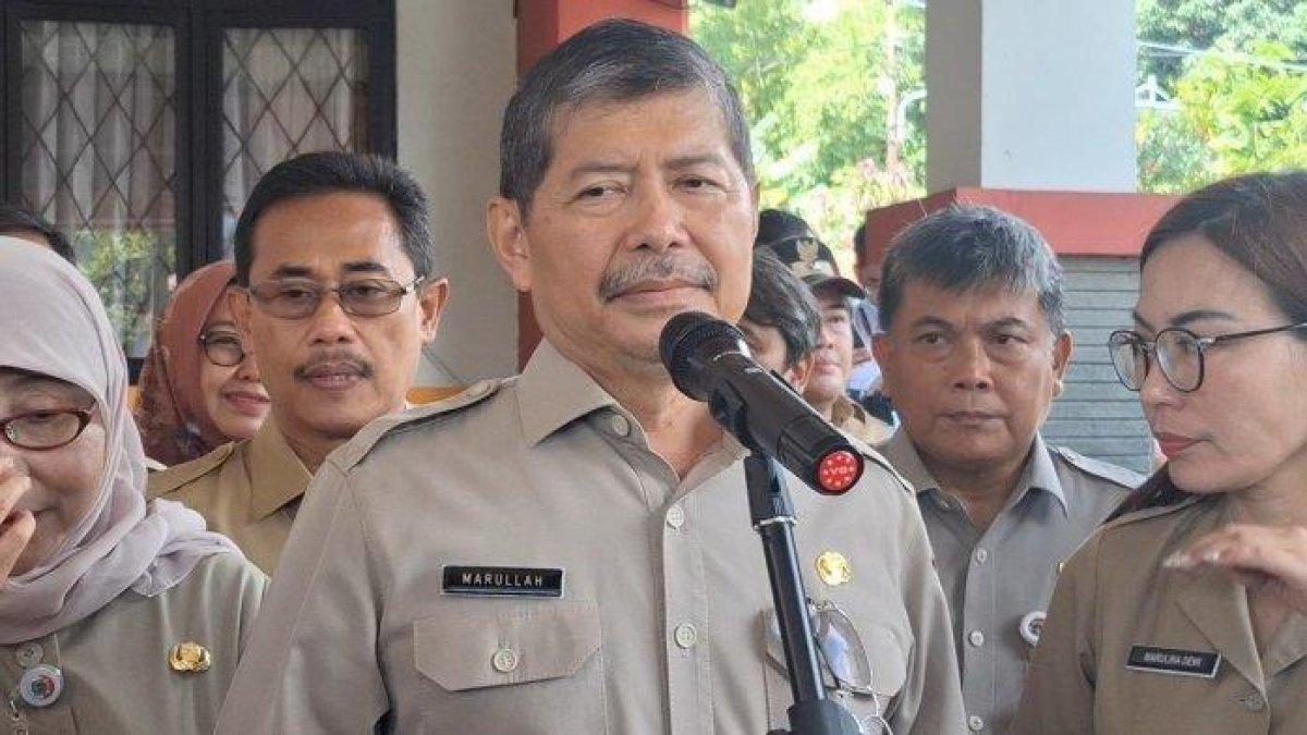 DUGAAN KASUS NEPOTISME - Sekretaris Daerah DKI Jakarta Marullah Matali sedang meninjau program Makan Bergizi Gratis (MBG) di SDN 02 Susukan, Jaktim, Selasa (7/1/2025). Marullah dilaporkan ke KPK terkait kasus dugaan Korupsi, Kolusi, dan Nepotisme di lingkungan Pemprov DKI Jakarta.