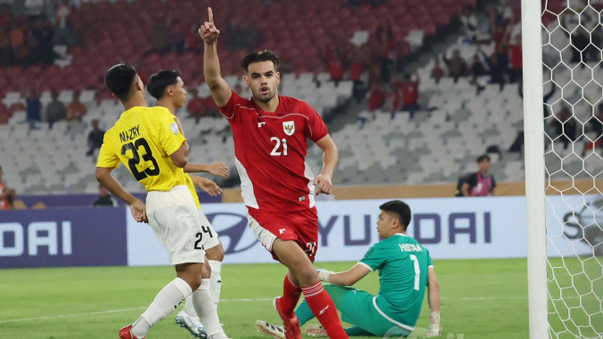PIALA AFF U23 - Selebasi Pesepak bola Timnas U-23 Indonesia, Jens Raven setelah menjebol gawang Timnas Brunei Darussalam pada pertandingan penyisihan Grup A Piala AFF U-23 di Stadion Utama Gelora Bung Karno (SUGBK), Jakarta, Selasa (15/7/2025). Timnas U23 Indonesia melumat Brunei Darussalam dengan skor 8-0. Foto diambil menggunakan kamera Canon EOS R1 dengan lensa RF 100-500mm.