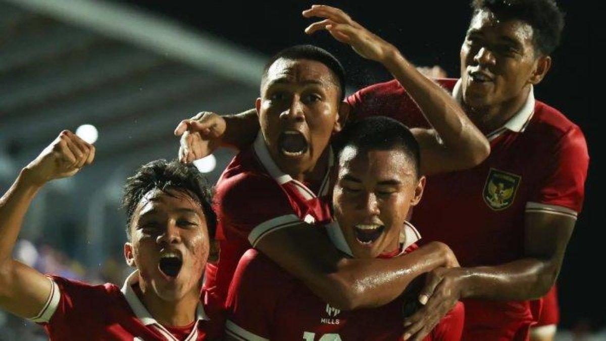 Selebrasi bek Timnas Indonesia, Muhammad Ferarri (bawah tengah) setelah mencetak gol pada laga semifinal Piala AFF U23 2023 antara Thailand vs Timnas Indonesia, Kamis (24/8/2023) malam WIB.