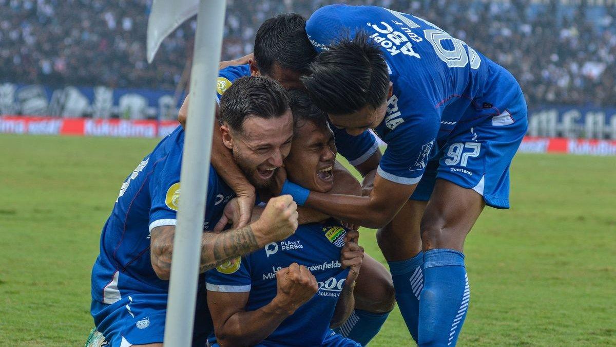 Selebrasi emosional pemain Persib usai Dimas Drajad mencetak gol pembuka dalam laga pekan keenam Liga 1 2024-2025 antara Persib vs Persija, Senin (23/9/2024) di Stadion Si Jalak Harupat, Soreang, Kabupaten Bandung.