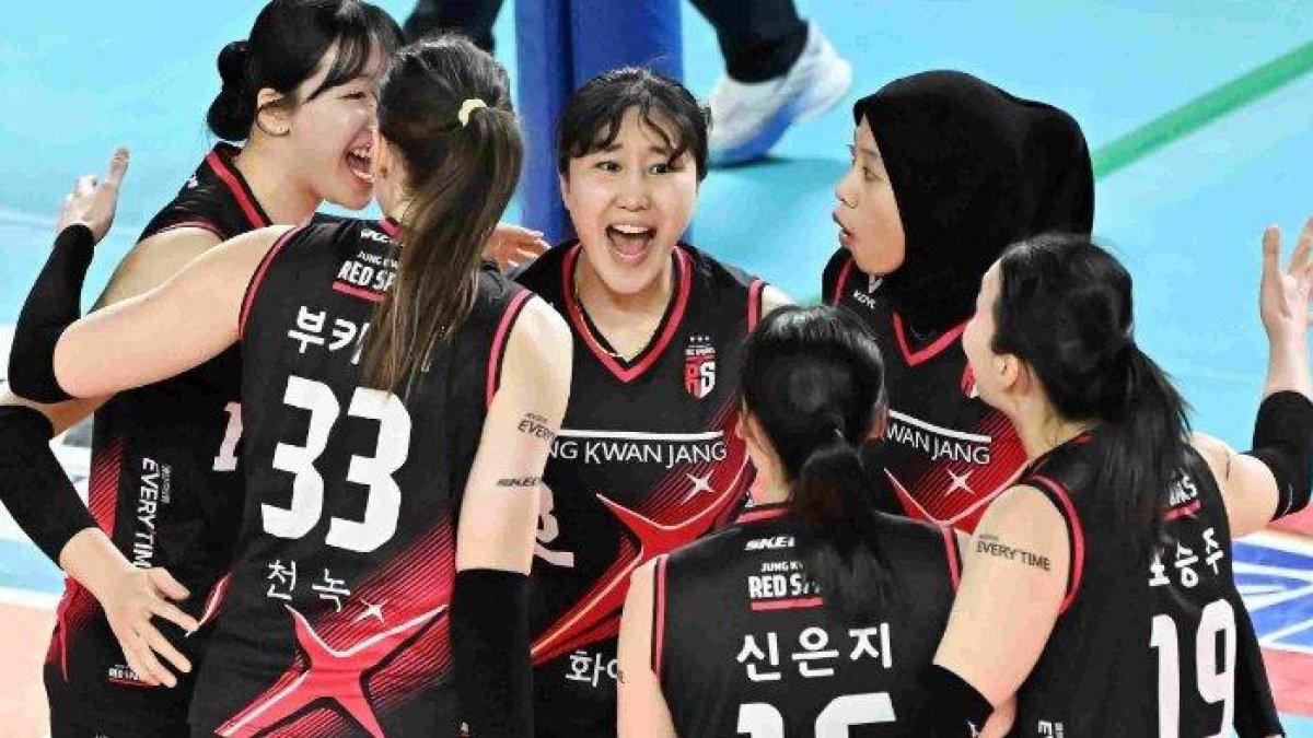 RED SPARKS FINAL - Selebrasi pemain Red Sparks di final Liga Voli Putri Korea 2024/25 game 4 saat berhasil mengalahkan Pink Spiders skor 3-2 di Chungmu Gymnasium pada 6 April 2025.