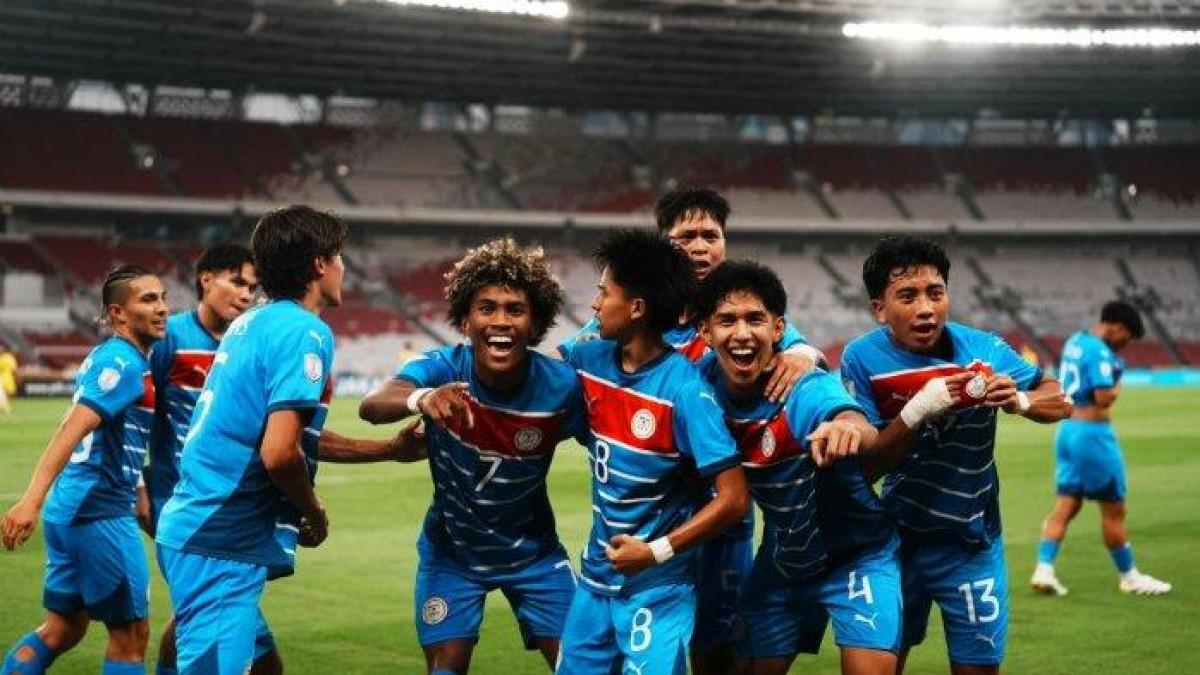 SELEBRASI - Selebrasi pemain nomor punggung 7, Otu Bisong Banatao bersama rekan setimnya Filipina U23 di Piala AFF U23 2025 setelah mengalahkan Malaysia pada Selasa (15/7/2025).