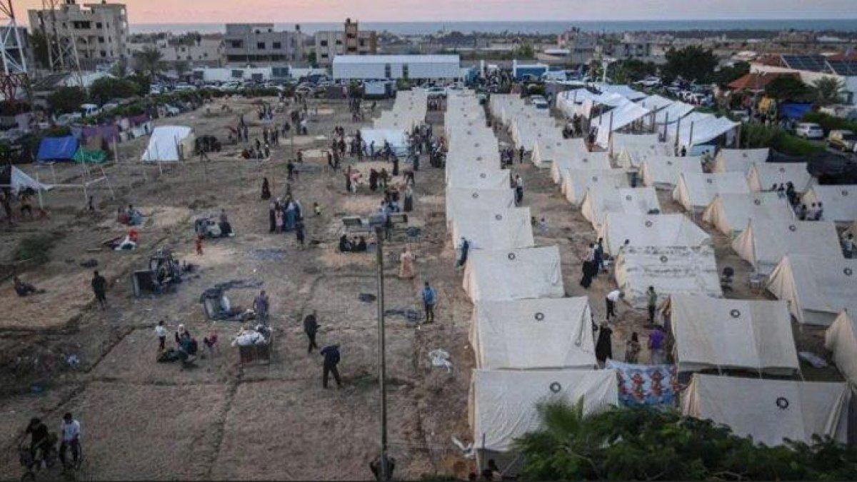 Seorang anak laki-laki Palestina duduk di reruntuhan bangunannya yang hancur akibat serangan udara Israel di kamp Nuseirat di Jalur Gaza tengah pada Senin, 16 Oktober 2023.